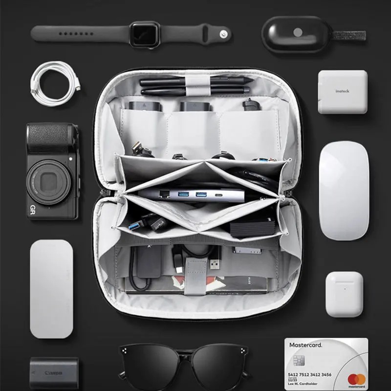 Travel Accessories Organizer Bag - 多機能デジタルアクセサリーバッグ。防水加工を施したナイロン製で、旅行用のケーブル整理やモバイルバッテリーの収納に最適。持ち運びにも便利。