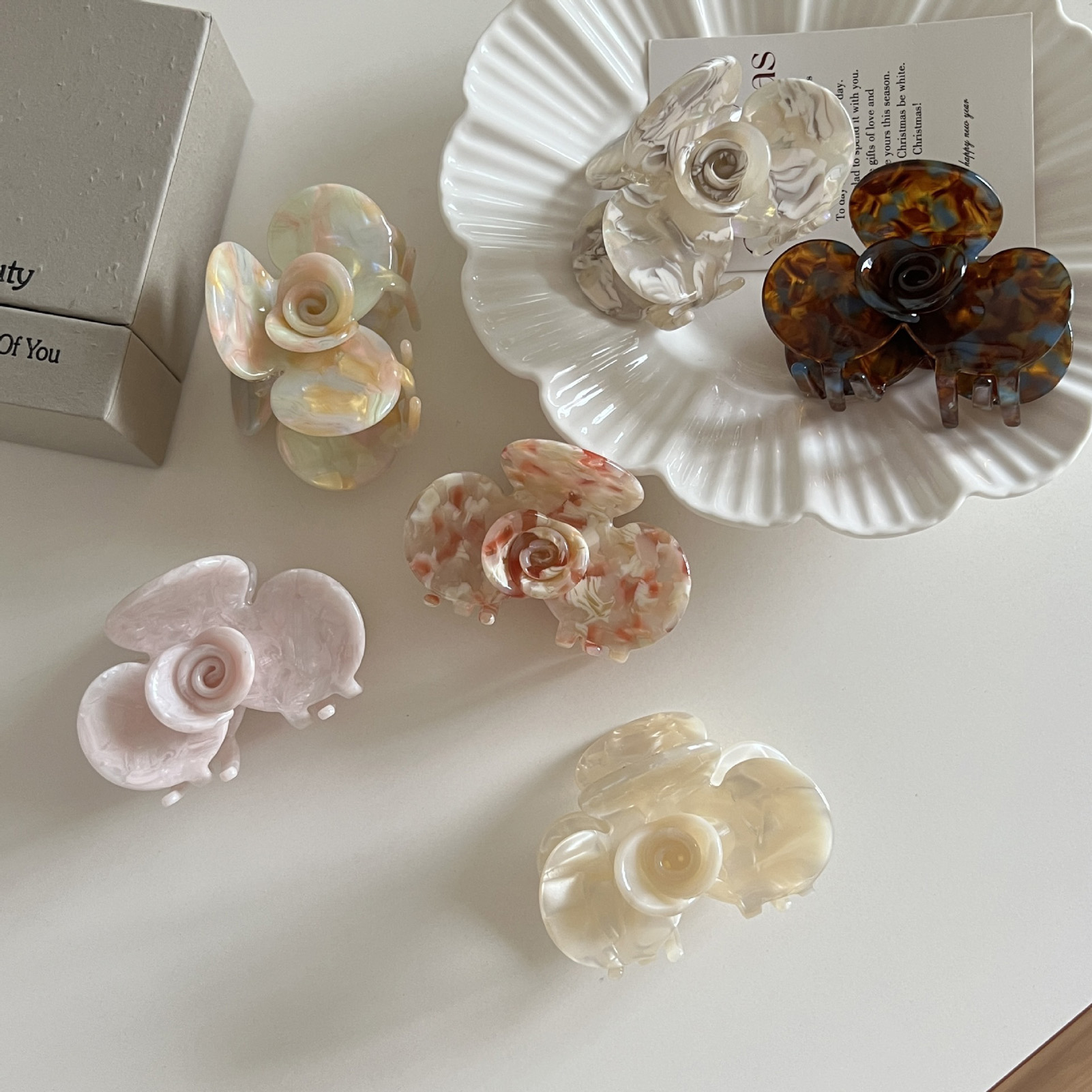 フランスのレトロな椿アセテートヘアクロウ、スイートフラワーシ - Travel Accessories Aesthetic のレビューと価格