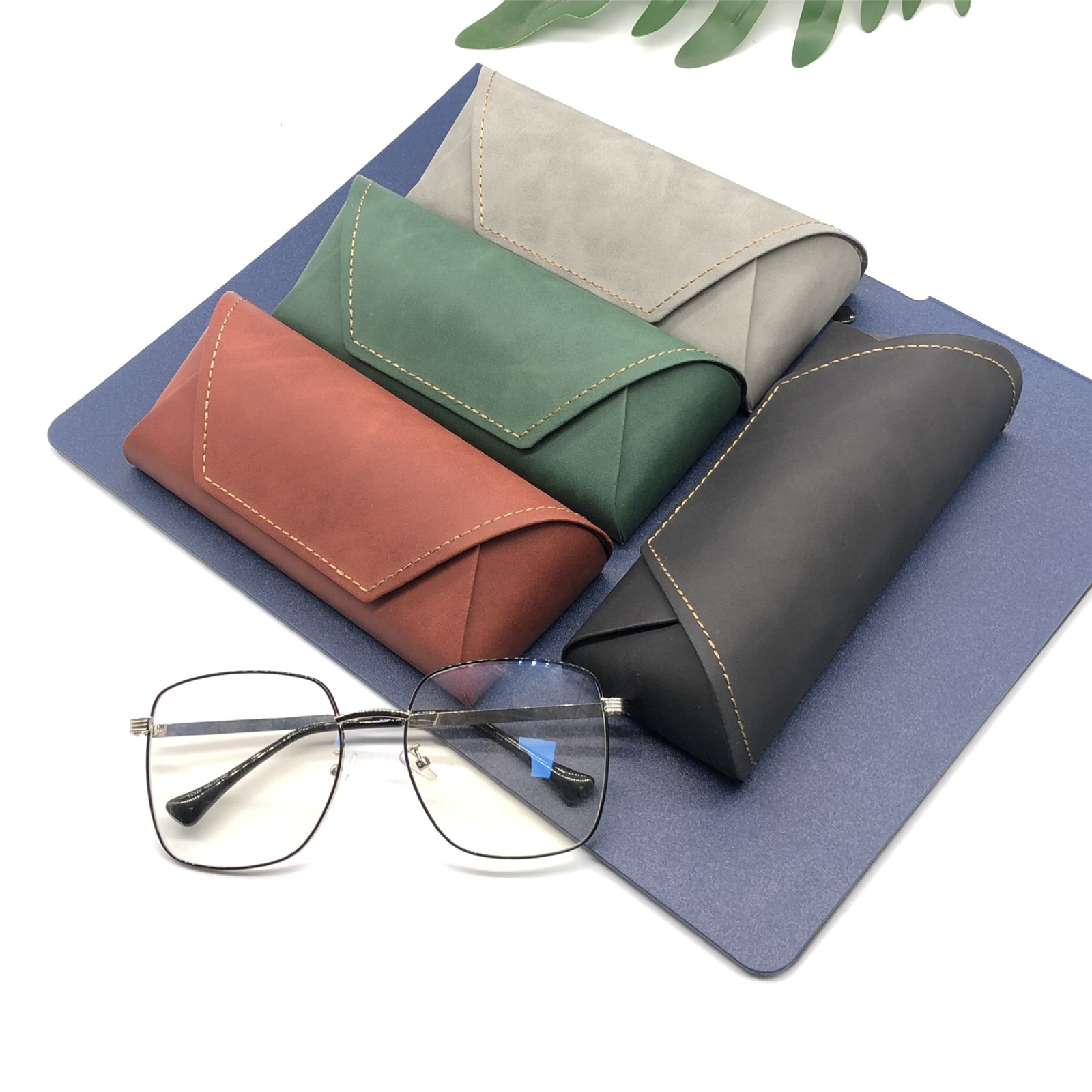 スペクタクルケース Pu + メタルアイウェアホルダーサング - Travel Accessories Ideas のレビューと価格