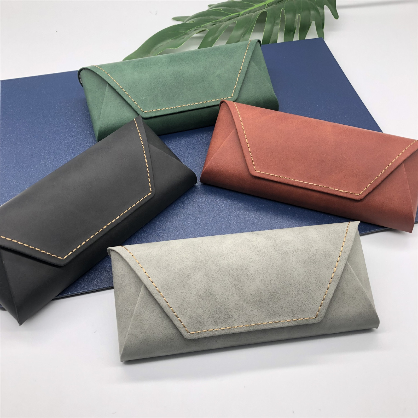 スペクタクルケース Pu + メタルアイウェアホルダーサング - Travel Accessories Ideas のレビューと価格